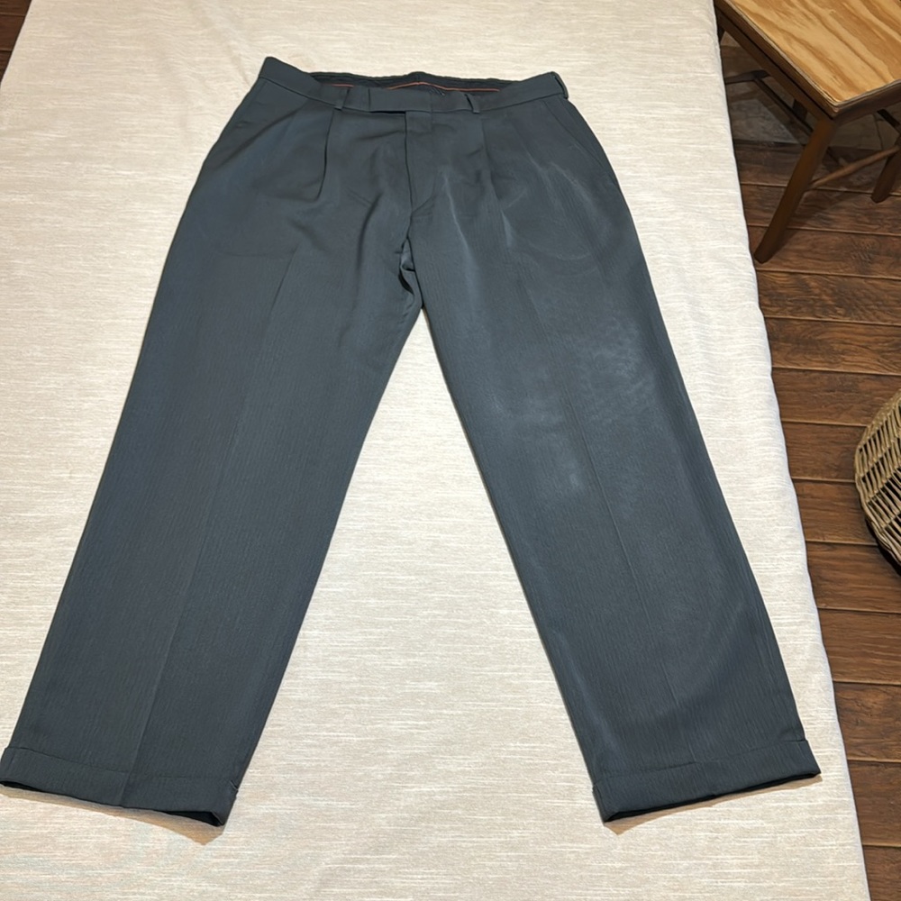 Haggar  Men’s black dress pants. Size 36x31. Features pleated front